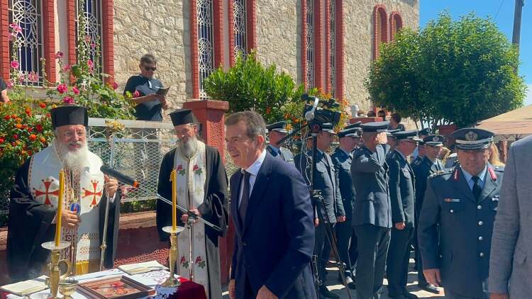 Παρουσία Χρυσοχοϊδη τα αποκαλυπτήρια του μνημείου για την αστυνομικό που σκοτώθηκε όταν πήγε να σταματήσει καβγά οδηγών στη Χαλκιδική
