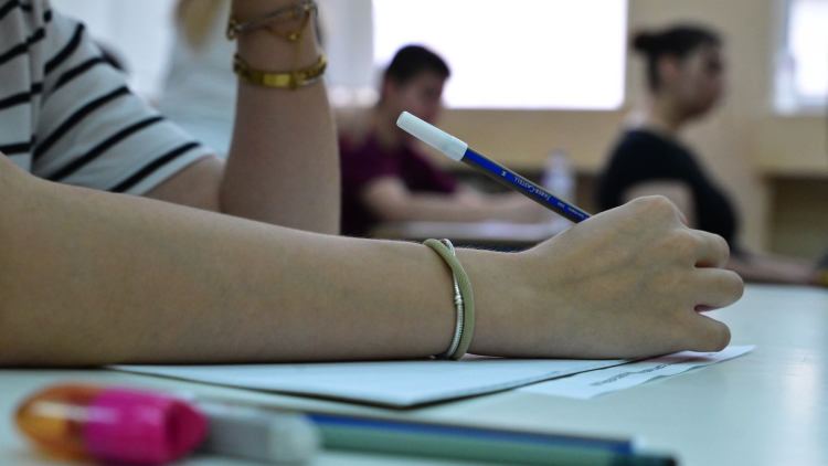 Ελάχιστη Βάση Εισαγωγής: Περισσότεροι από 162.000 νέοι και νέες έμειναν εκτός της Τριτοβάθμιας την πενταετία 2021-2025