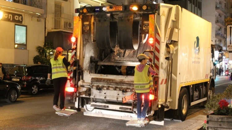 Εργατικό ατύχημα στον Βόλο: Τραυματίστηκε εργαζόμενη της καθαριότητας όταν αυτοκίνητο έπεσε σε απορριμματοφόρο