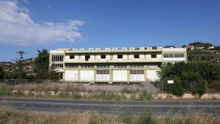 Φωτιά στις αποθήκες Σκουλούδη, όπου σχεδιάζεται να γίνει κλειστή δομή μεταναστών στο Ηράκλειο