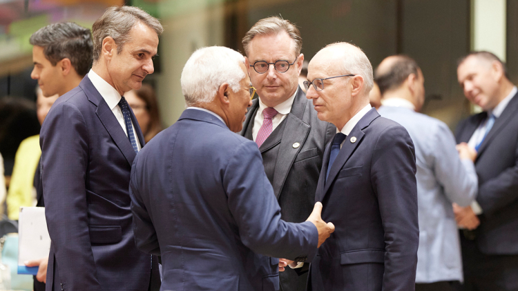 Παρασκήνιο και ανατροπές στη Σύνοδο Κορυφής για Ουκρανία και ευρωπαϊκά κονδύλια, οι επαφές Μητσοτάκη και το μήνυμά του για τις τιμές στην αντλία