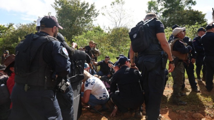 Η πρόεδρος της Κόστα Ρίκα απομακρύνεται εσπευσμένα εξαιτίας έκρηξης κοντά σε παράνομο μεταλλείο, δείτε βίντεο