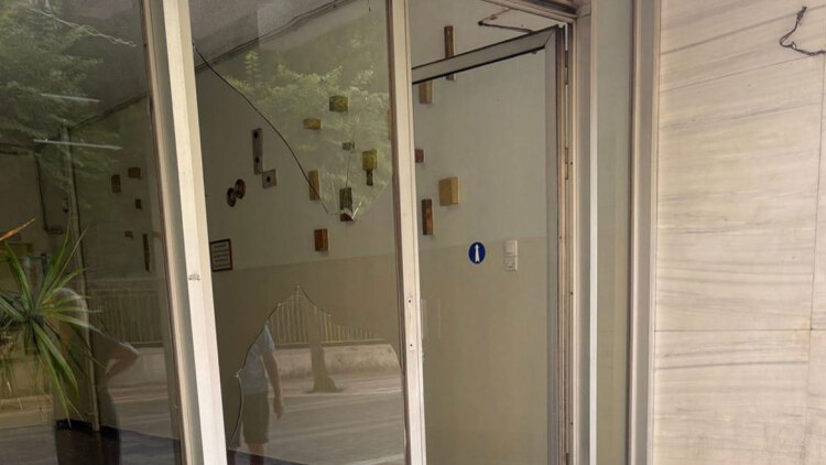  Άγρια επίθεση σε γυναίκα στο Αγρίνιο από τον σύντροφό της, της χτύπησε το κεφάλι της σε τζάμι
