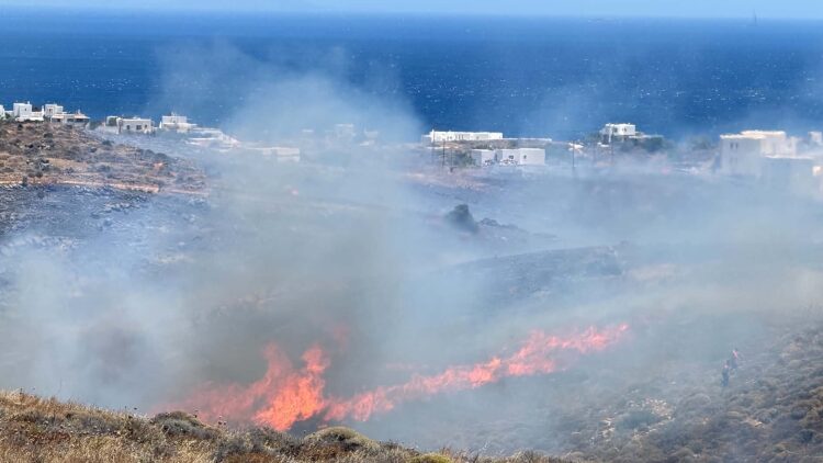 Φωτιά στη Σύρο, 112 για εκκένωση της περιοχής Τρία Λαγγόνια
