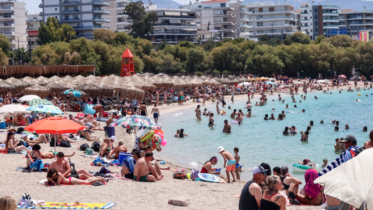 Γέμισαν οι παραλίες, σε Θεσσαλονίκη και Κομοτηνή οι υψηλότερες θερμοκρασίες
