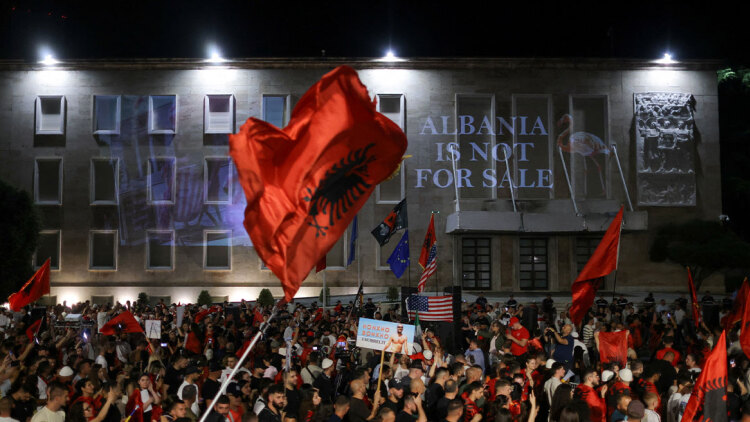 Μεγαλώνει η «επανάσταση των φλαμίνγκο» στην Αλβανία: Δεκάδες χιλιάδες στους δρόμους των Τιράνων ενάντια στην επένδυση Κούσνερ

