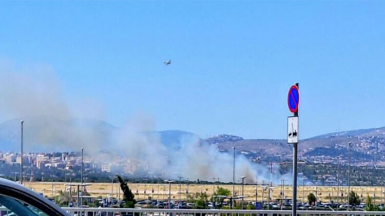 Φωτιά τώρα στα Σπάτα κοντά στο αεροδρόμιο, 5 εναέρια στην μάχη της κατάσβεσης 