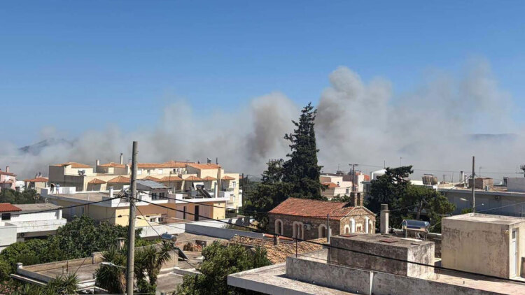 Φωτιά τώρα στα Σπάτα κοντά στο αεροδρόμιο, 5 εναέρια στη μάχη της κατάσβεσης 