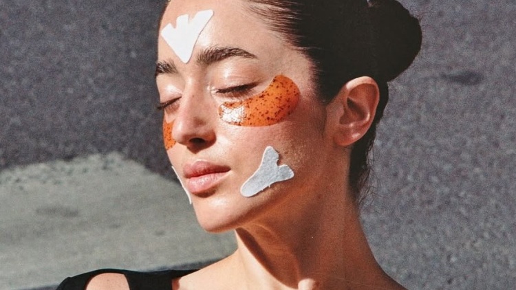 Face Taping: Το viral trick ομορφιάς που υπόσχεται πιο λεία επιδερμίδα μέσα σε ένα βράδυ
