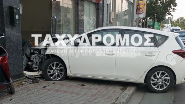 Αυτοκίνητο ανέβηκε σε πεζοδρόμιο και καρφώθηκε σε τζαμαρία στον Βόλο