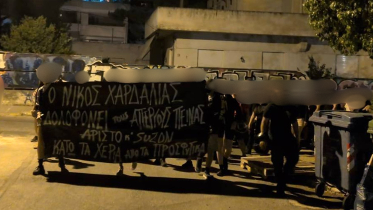Συνθήματα με σπρέι στο σπίτι του Χαρδαλιά στην Αγία Παρασκευή για τον απεργό πείνας στα Προσφυγικά
