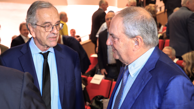 Το νέο τετ α τετ Σαμαρά - Καραμανλή: Η κοινή εμφάνιση, οι αποστάσεις στην πρώτη σειρά και τα πολιτικά μηνύματα της βραδιάς