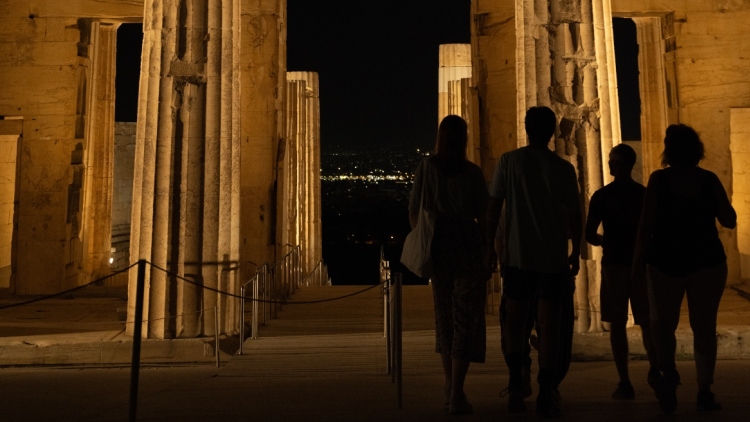 «The Acropolis Experience»: Πώς οι ιδιωτικές ξεναγήσεις στον Ιερό Βράχο αλλάζουν τον χάρτη του τουρισμού υψηλών προδιαγραφών