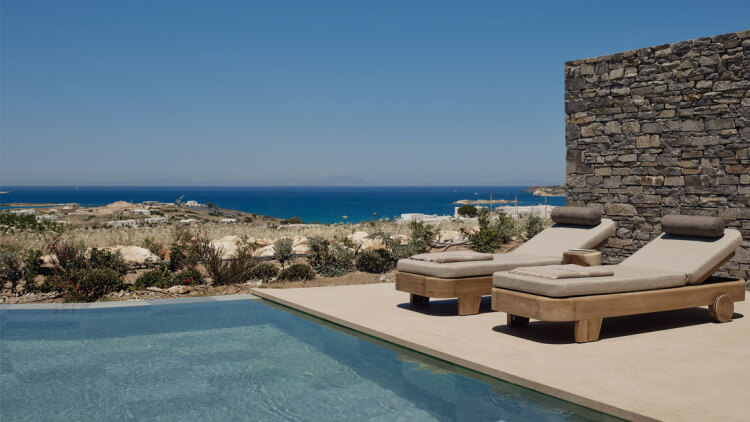 To OROSEA Paros, μέλος της Marriott Autograph Collection, μόλις άνοιξε τις πόρτες του στον λόφο της Νάουσας, με φόντο το Αιγαίο
