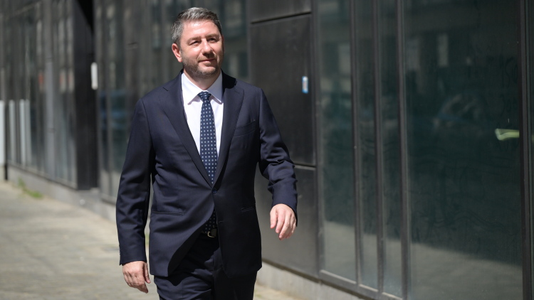 Τα «απόνερα» στο ΠΑΣΟΚ από τις μεταγραφές στον Τσίπρα και τα σενάρια για τον Δούκα
