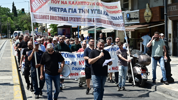 Έξω από το υπουργείο Εργασίας εργαζόμενοι στον επισιτισμό: «Δεν μπορούμε πια να δουλεύουμε 7ήμερα και 15ωρα»
