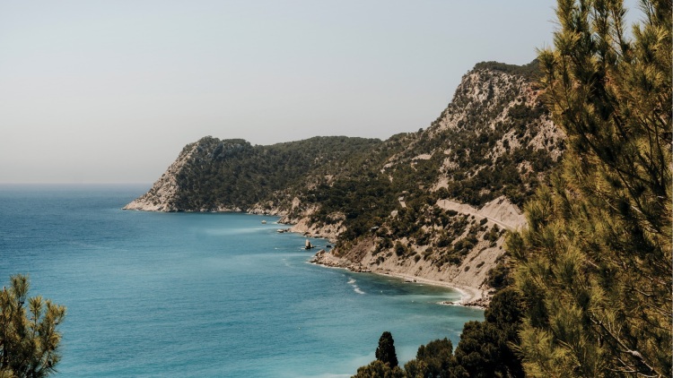 Καλoκαιρινό όνειρο: Η βίλα στην Ίμπιζα που μεταμορφώθηκε από Έλληνες αρχιτέκτονες