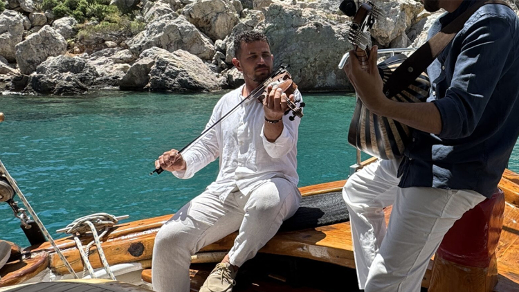 Λέρος: Ο 33χρονος ιχθυολόγος που κάνει το νησί να γλεντά με ένα βιολί διακοσίων ετών