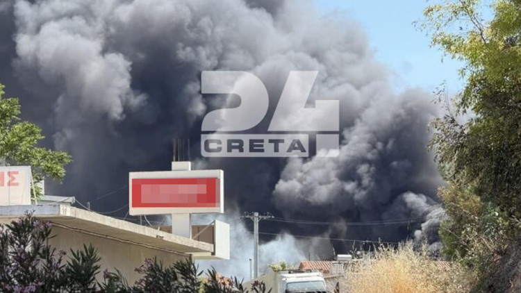 Ξέσπασε φωτιά σε εργοστάσιο στο Ηράκλειο, μαύρος καπνός έχει «σκεπάσει» την περιοχή 