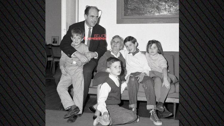 Αδημοσίευτο φωτογραφικό ντοκουμέντο του Ανδρέα Παπανδρέου με τα παιδιά του και τη Σοφία Μινέικο