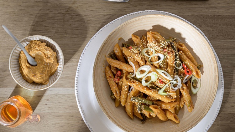 Πένες με φασολάκια stir fry, φιστικοβούτυρο και σουσάμι
