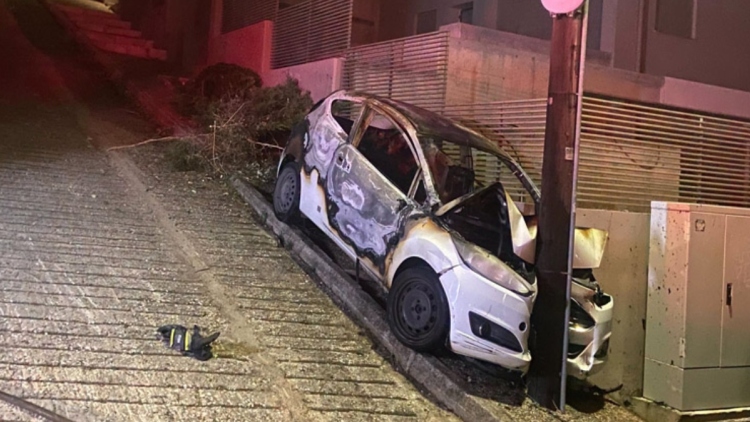 Αυτοκίνητο τυλίχθηκε στις φλόγες και προσέκρουσε σε κολόνα της ΔΕΗ στη Βούλα, δείτε βίντεο