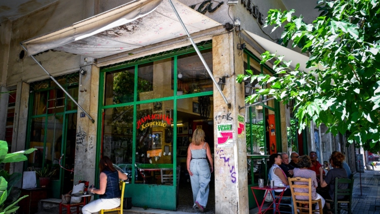 Η συγκινητική έκκληση του ιδιοκτήτη της «Μουριάς» στα Εξάρχεια για να σωθεί το ιστορικό καφενείο: «Είναι η ζωή μου, η πρώτη καλημέρα»