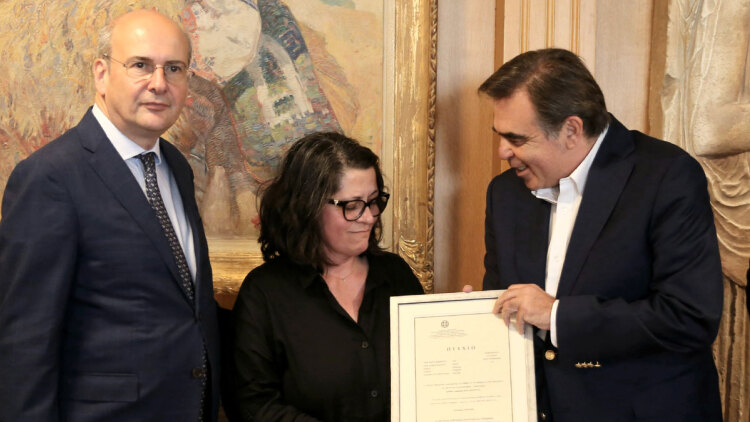 Ο Μαργαρίτης Σχοινάς παρέδωσε στη μητέρα του Βαγγέλη Γιακουμάκη το πτυχίο του γιου της από την Γαλακτοκομική Σχολή Ιωαννίνων, δείτε φωτογραφίες