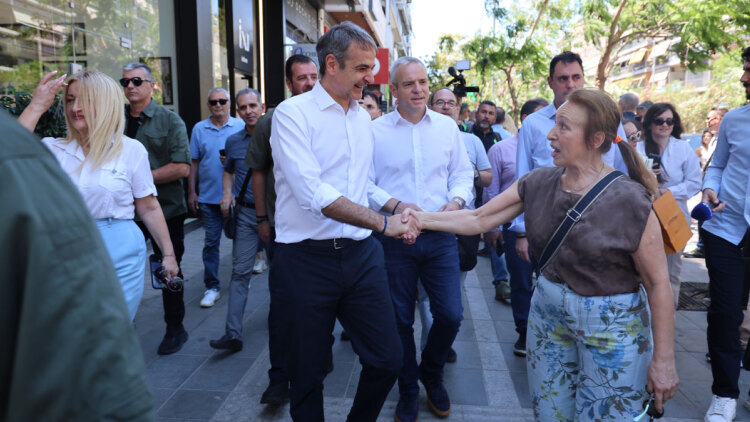 Περιοδεία Μητσοτάκη στη Νέα Σμύρνη: Συνομίλησε με πολίτες, έπαιξε τάβλι σε καφέ, δείτε εικόνες και βίντεο