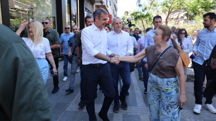 Περιοδεία Μητσοτάκη στη Νέα Σμύρνη: Συνομίλησε με πολίτες, έπαιξε τάβλι σε καφέ, δείτε εικόνες και βίντεο
