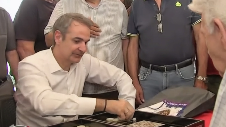 Περιοδεία Μητσοτάκη στη Νέα Σμύρνη: Συνομίλησε με πολίτες, έπαιξε τάβλι σε καφέ, δείτε εικόνες και βίντεο