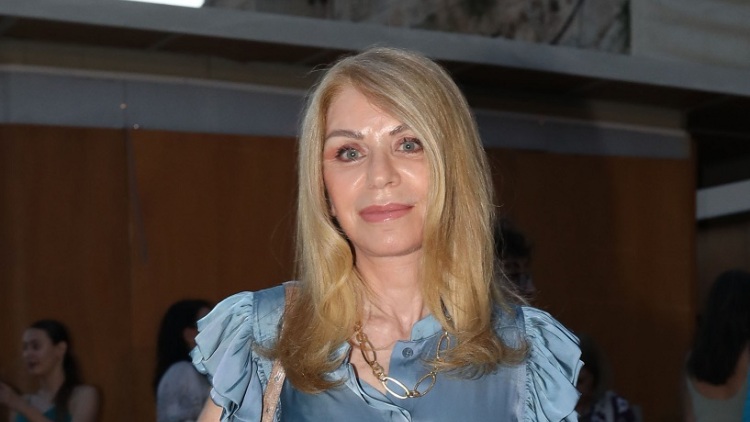 Έλλη Στάη: Συμπλήρωσε το καλοκαιρινό της σύνολο με ένα ζευγάρι εσπαντρίγες - Η σπάνια έξοδος

