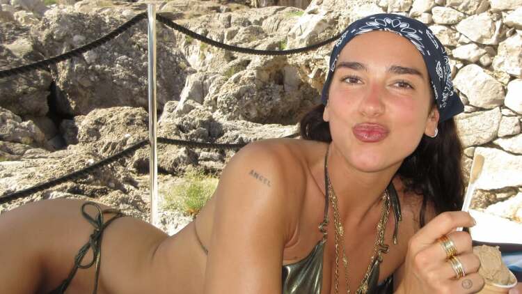 Dua Lipa: Το αξεσουάρ που δεν αποχωρίζεται στο μήνα του μέλιτος
