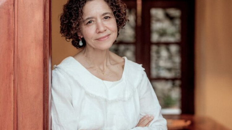 Annette Thomas: «Η Σύμη με έμαθε να ακούω τον εαυτό μου»
