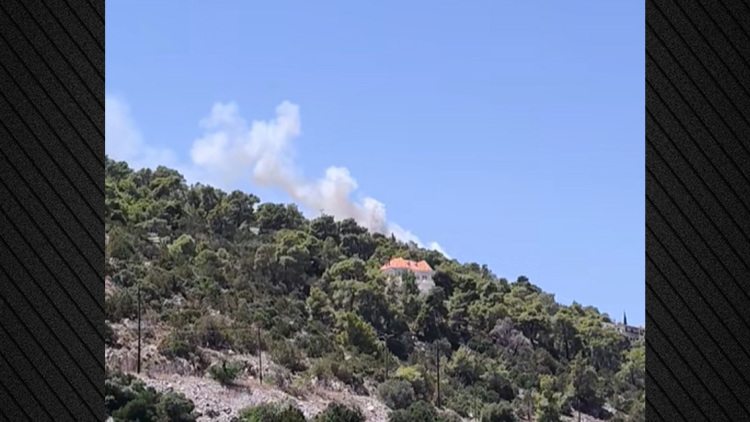 Μεγάλη φωτιά στο Πευκάλι Κορινθίας, μήνυμα του 112 για εκκένωση