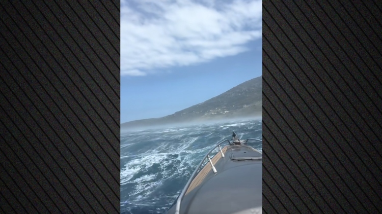 Η μάχη ενός φουσκωτού με τα κύματα στη Άνδρο, δείτε βίντεο