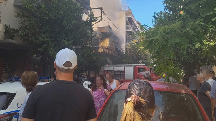 Φωτιά τώρα σε διώροφο κτίριο στην Καλλιθέα, κινητοποίηση της Πυροσβεστικής, δείτε φωτογραφίες