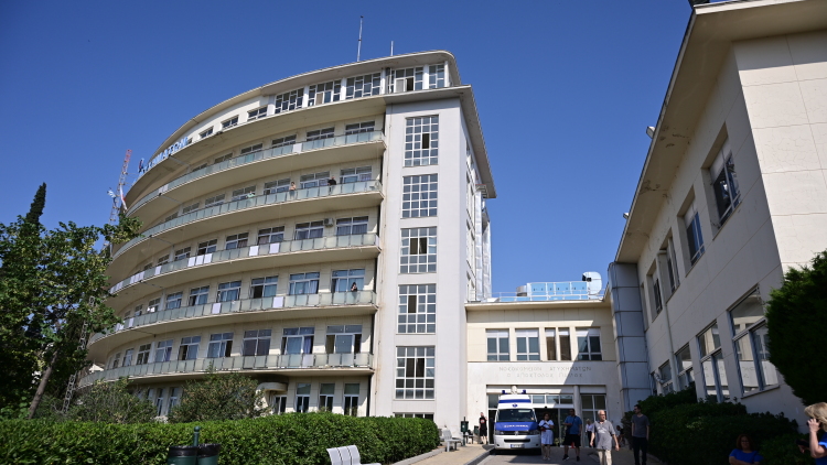 Στη ΜΕΘ του ΚΑΤ μεταφέρεται η ελληνοβρετανίδα τουρίστρια, που τραυματίστηκε στη Λευκάδα