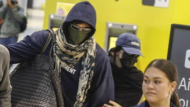 Τζέικομπ Ελόρντι και Κένταλ Τζένερ προσπάθησαν να περάσουν απαρατήρητοι στο αεροδρόμιο: Με μάσκα, κουκούλα, γυαλιά... και τσάντες αξίας περίπου 30.000 δολαρίων