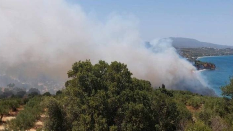 Φωτιά τώρα στο Χαροκόπιο Μεσσηνίας, πέντε εναέρια επιχειρούν στο μέτωπο