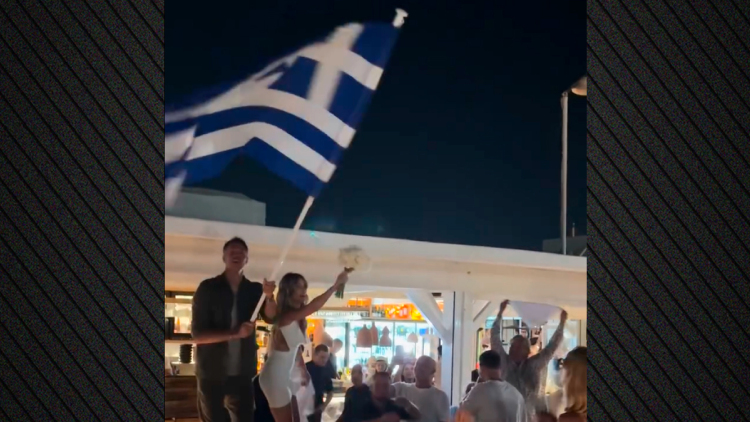 Με Ζορμπά, το πέταγμα της ανθοδέσμης και την ελληνική σημαία έκλεισε το πάρτι μετά τον γάμο Οικονομάκου-Τσερέλα στην Πάρο, δείτε βίντεο