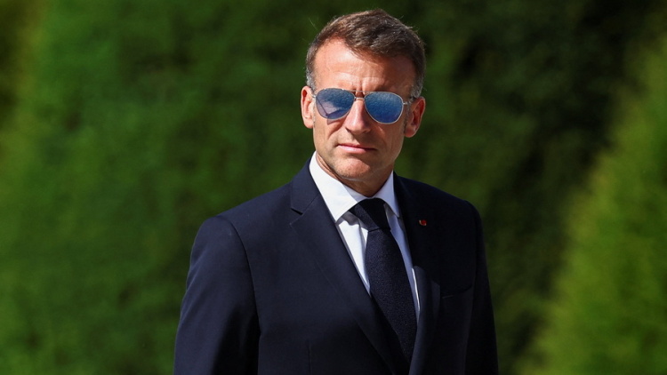 Ο Μακρόν ξανά με γυαλιά... Top Gun: «Αντιμετωπίζει εκ νέου πρόβλημα στο μάτι»