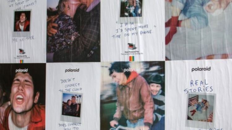 «Θυμάσαι το βράδυ που περάσαμε κοιτώντας τα κινητά μας; Ούτε εγώ» – Η καμπάνια που είναι μια υπενθύμιση της πραγματικής ζωής
