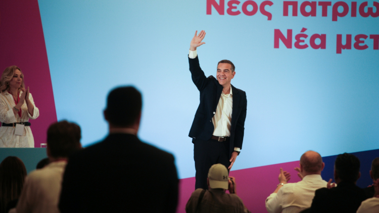 Φυγόκεντρες δυνάμεις στην Κεντροαριστερά: Οι «πράσινοι» του Τσίπρα, το φλερτ ΣΥΡΙΖΑ - ΠΑΣΟΚ και η … Τζάκρη 