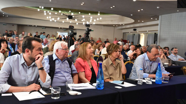 Προς αλλαγή ηγεσίας ο ΣΥΡΙΖΑ με «βελούδινη» υποκατάσταση Φάμελλου, τι προβλέπει το άρθρο που επικαλούνται Παππάς, Πολάκης, Δούρου