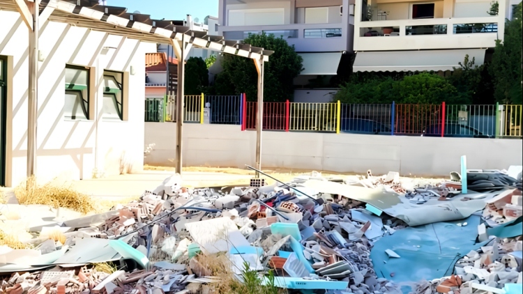 Στον Γέρακα κατεδαφίζουν καινούργιο βρεφονηπιακό σταθμό για να κατασκευάσουν έναν... ολοκαίνουργιο, επειδή χτίστηκε με παλαιότερες προδιαγραφές