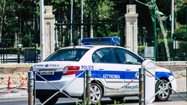 Σοκαριστικό έγκλημα στην Κύπρο: Αστυνομικός πυροβόλησε τη σύζυγό του και αυτοκτόνησε