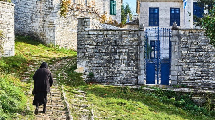 Δημογραφική βόμβα στην ελληνική περιφέρεια: Χωριά χωρίς καθόλου νέα ζευγάρια και παιδιά