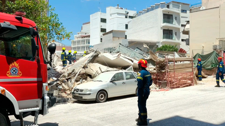 Κατάρρευση κτηρίου στα Πετράλωνα στην οδό Αλκμήνης 22 - Πληροφορίες για τέσσερις εγκλωβισμένους, δείτε βίντεο