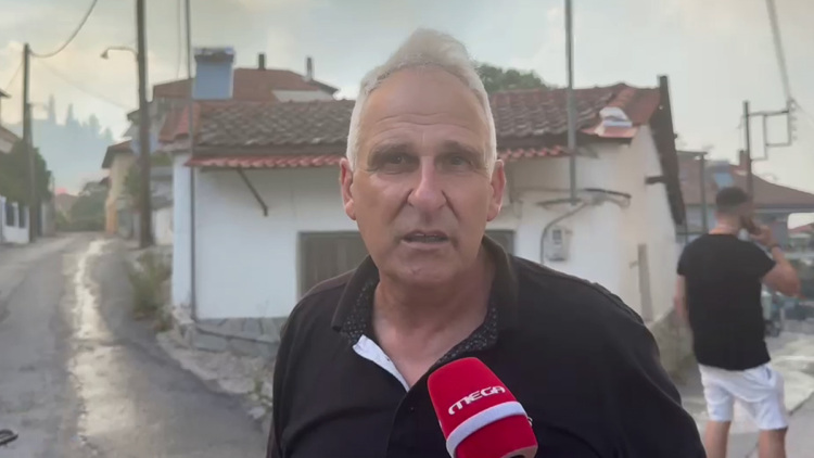 «Η φωτιά έχει φτάσει μέσα στο χωριό, λίγα μέτρα από τα σπίτια», λέει ο αντιδήμαρχος στο Δερβένι 